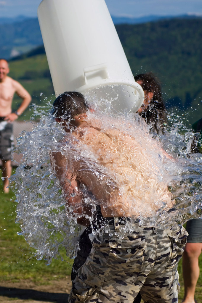 Dusche1
Wohlgemerkt-ungewollte Dusche
Ausgangspunkt dieser Dusche war eine Wasserschlacht mit Eimern (Erwachsene gegen Jugendliche)