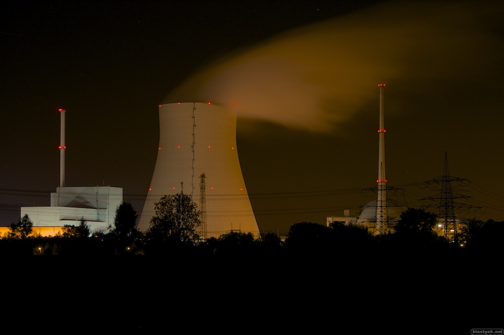 E.ON KKI (Kernkraftwerk Isar) bei Nacht