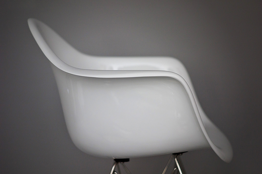 eames plastic chair