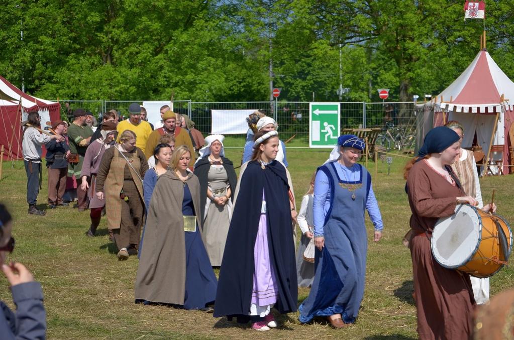 Edle Damen mit Gefolge
Flachsmarkt Krefeld Linn 2013