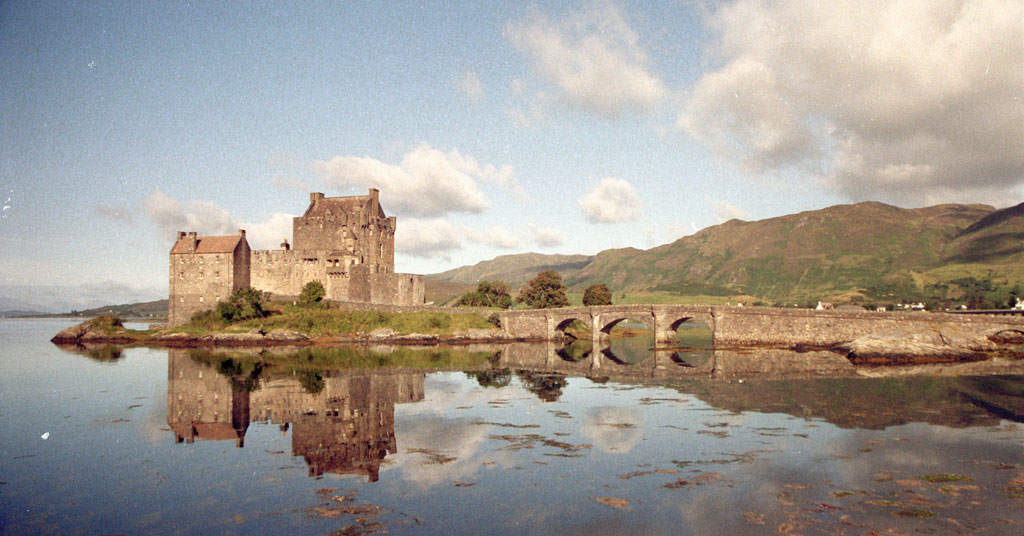Eileen Donan Castle (2004) als Scan von Analog-Negativ
Fotografiert mit defekter Canon A1 - mehr war nicht rauszuholen aus dem Negativ...