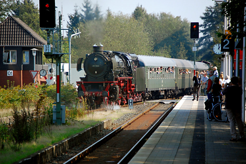 Ein Abschiedsbild für mich von der 41 360 an diesem Wochenende. Hinten links das alte Stellwerk, das bis vor einigen Jahren noch in Betrieb war. Es be