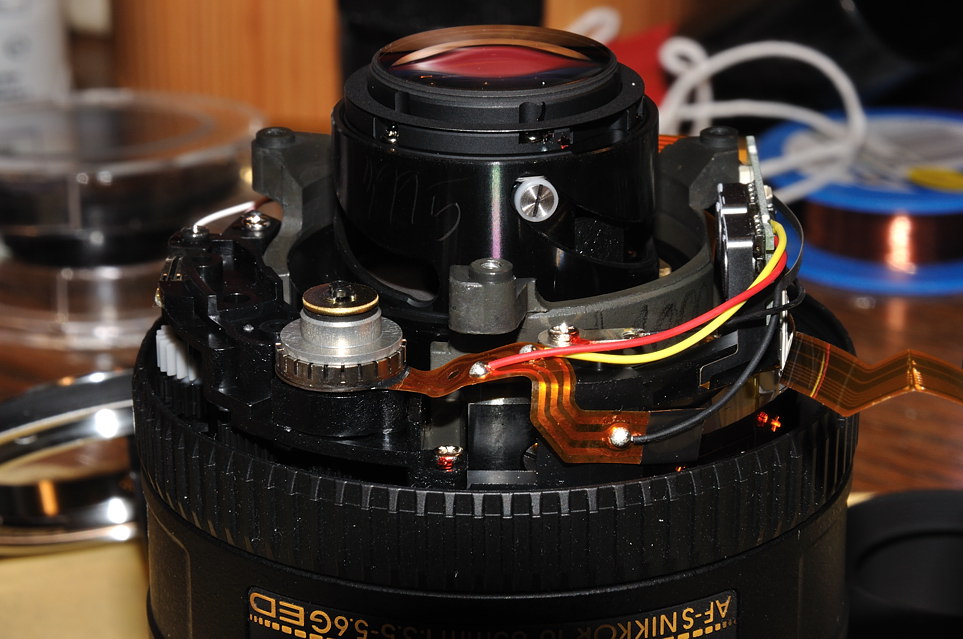 Ein AF-S DX 16-85/3.5-5.6G VR Nikkor hat keinen großen direkt antreibenden SWM, sondern nur einen kleinen mit Getriebe.