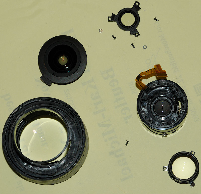 Ein AF-S DX 18-70 /3.5-4.5G IF-ED, das total zerlegt werden musste, da es vom Vorbesitzer kaputt repariert worden war.