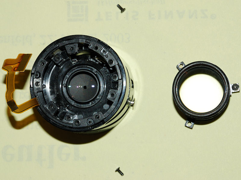 Ein AF-S DX 18-70 /3.5-4.5G IF-ED, das total zerlegt werden musste, da es vom Vorbesitzer kaputt repariert worden war.