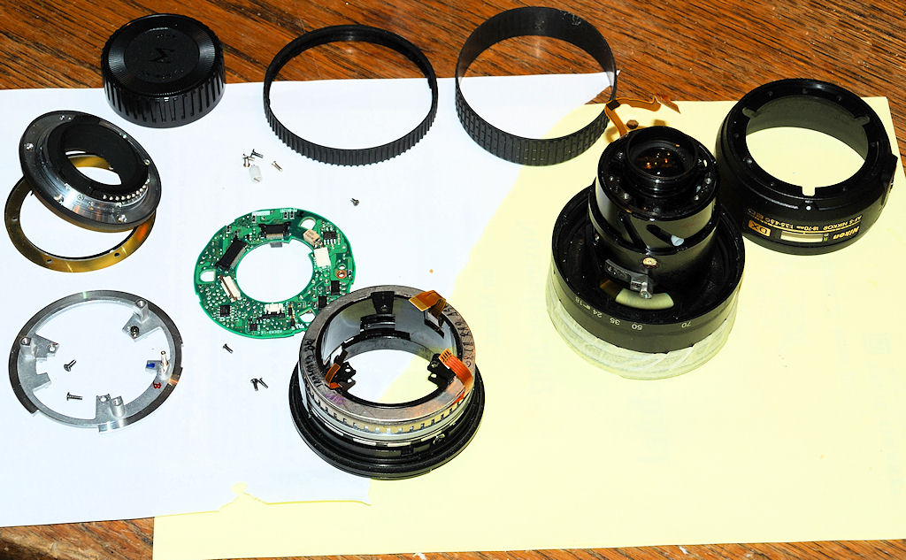 Ein AF-S DX 18-70 /3.5-4.5G IF-ED, das total zerlegt werden musste, da es vom Vorbesitzer kaputt repariert worden war.