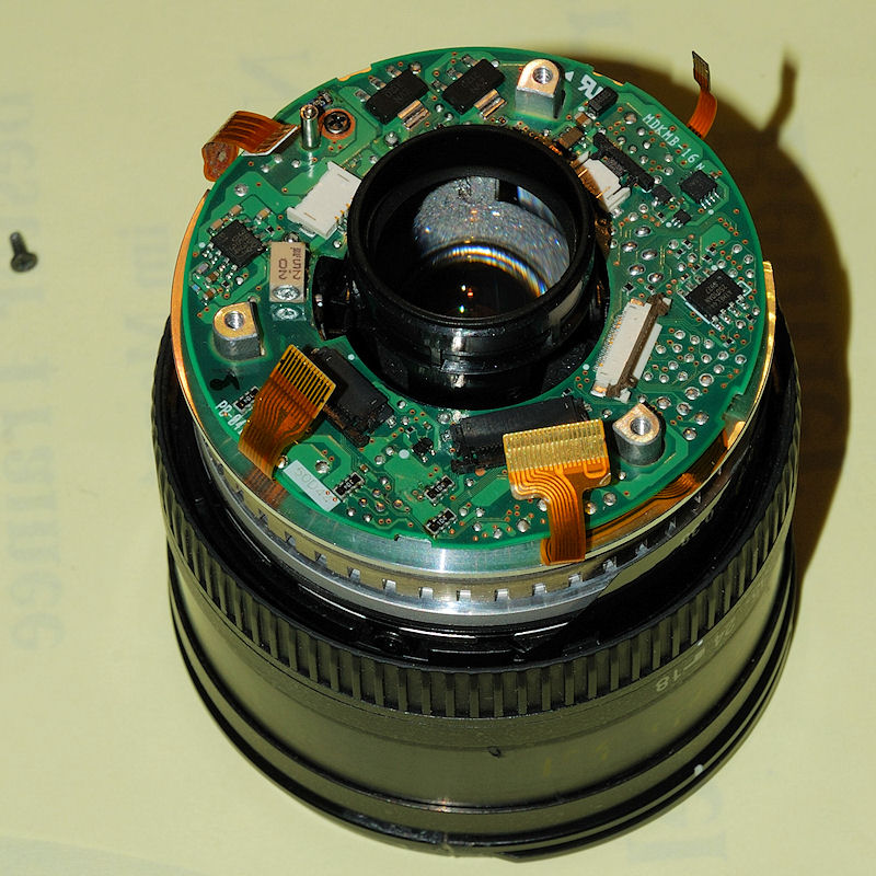 Ein AF-S DX 18-70 /3.5-4.5G IF-ED, das total zerlegt werden musste, da es vom Vorbesitzer kaputt repariert worden war.