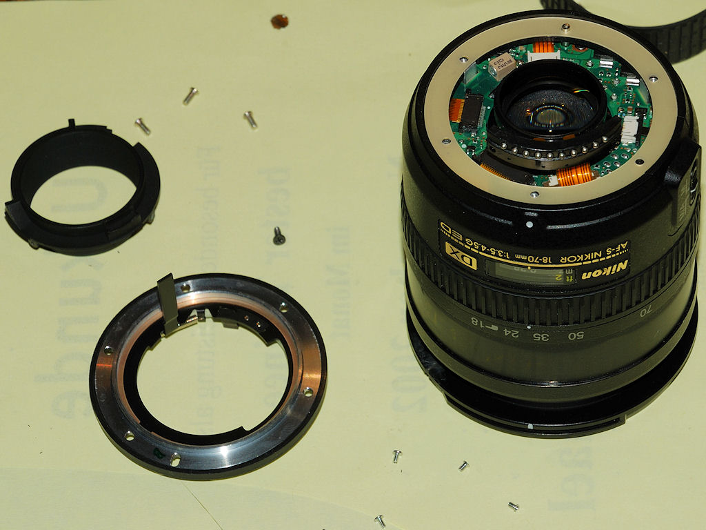 Ein AF-S DX 18-70 /3.5-4.5G IF-ED, das total zerlegt werden musste, da es vom Vorbesitzer kaputt repariert worden war.