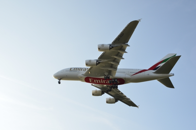 Ein Airbus A380 im Anflug auf das Airbus Gelände in Hamburg-Finkenwerder.