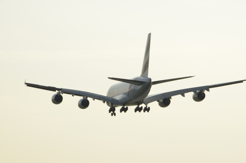Ein Airbus A380 im Anflug auf das Airbus Gelände in Hamburg-Finkenwerder.