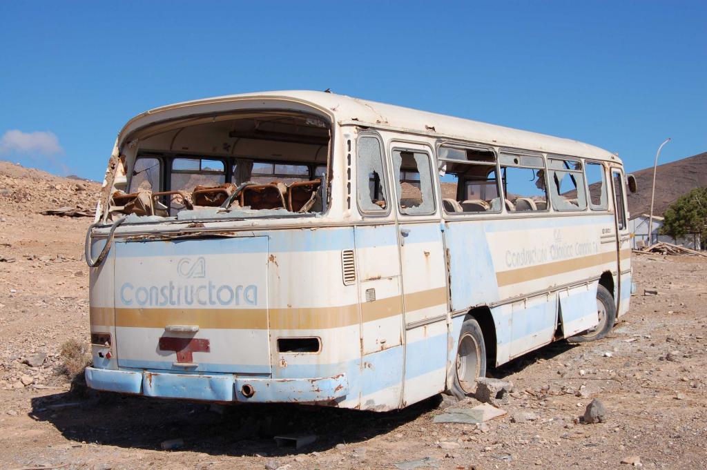Ein alter  ausgedienter Mercedes Bus der Baureihe O 302
