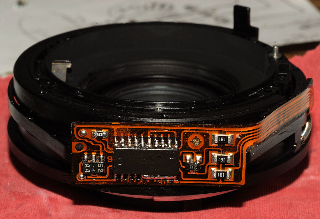 Ein alter Autofokus-Telekonverter von Nikon: AF TC 16 A
So von mir umgebaut, dass er an FujiS1pro/D60/D200/D80 funktioniert!
Die Kontaktschiene am Baj