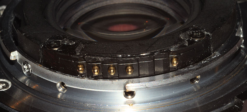 Ein alter Autofokus-Telekonverter von Nikon: AF TC 16 A
So von mir umgebaut, dass er an FujiS1pro/D60/D200/D80 funktioniert!
Die Kontaktschiene am Baj