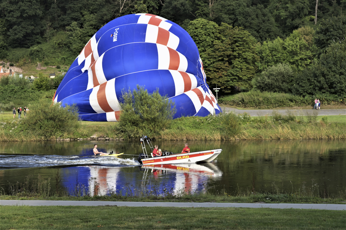 Ein Ballon wird fahrbereit gemacht..jpg