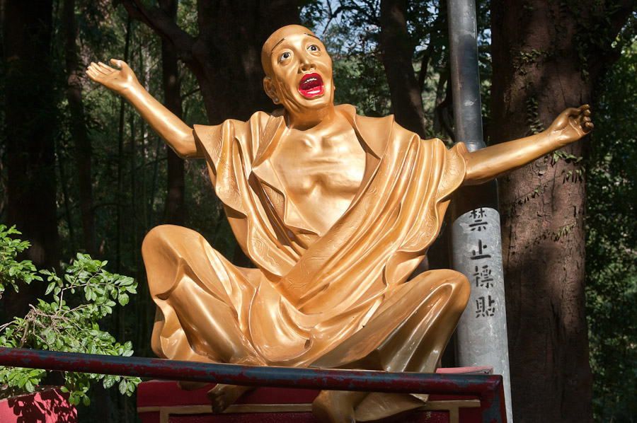 Ein Buddha im Tempel der 1000 Buddhas in Hong Kong