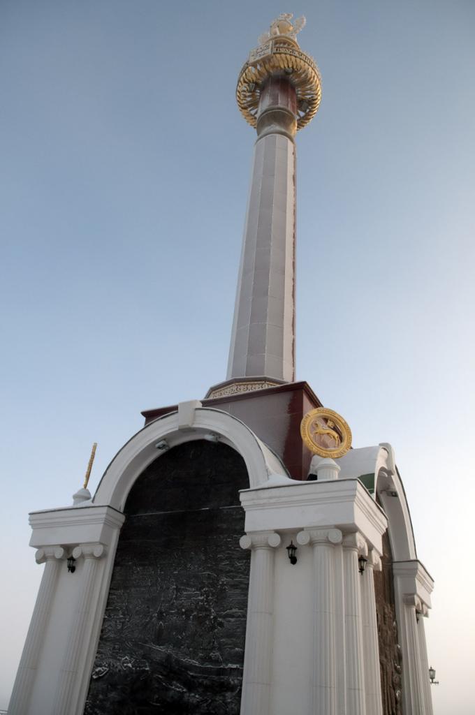 Ein Denkmal für die hier ansässige indigene Bevölkerung - die Jakuten und Evenen