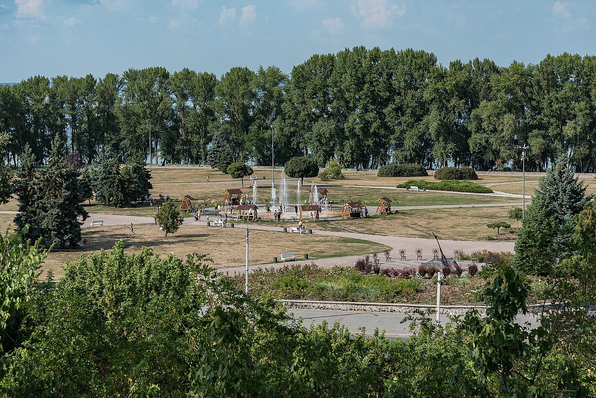Ein großer Park am Dnepro Fluss