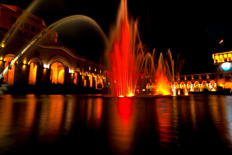 Ein HDR das ich kuerzlich nachts in Yerevan vor dem Museum auf dem Republic Square gemacht hab. Es besteht aus 7 Bildern. Die Fontaenen haben zwischen