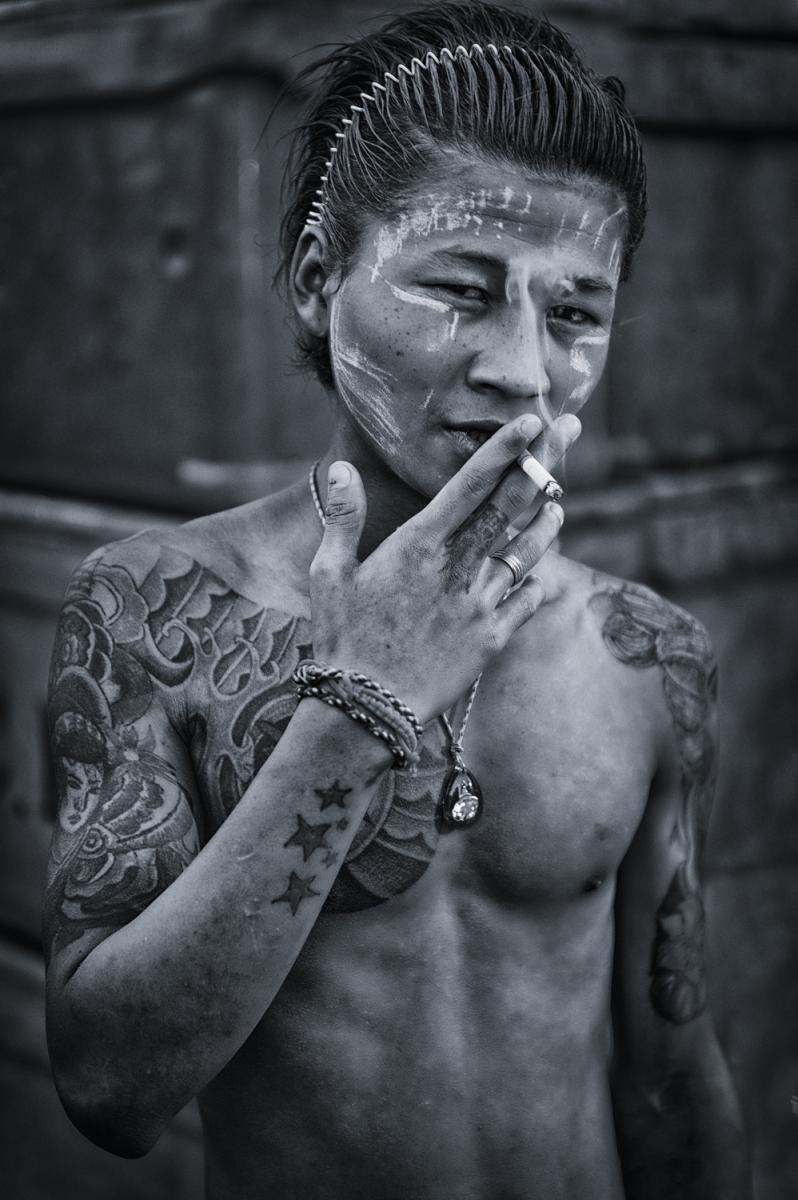 Ein junger Mann auf dem Fischmarkt in Yangon