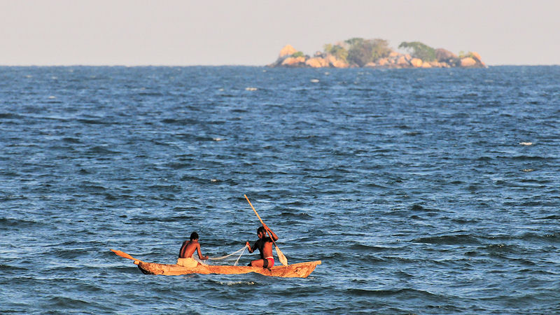 Ein kleines Fischerboot (Einbaum) auf dem Malawisee.
Die Fischer werfen ihre Netze aus.
(4375)