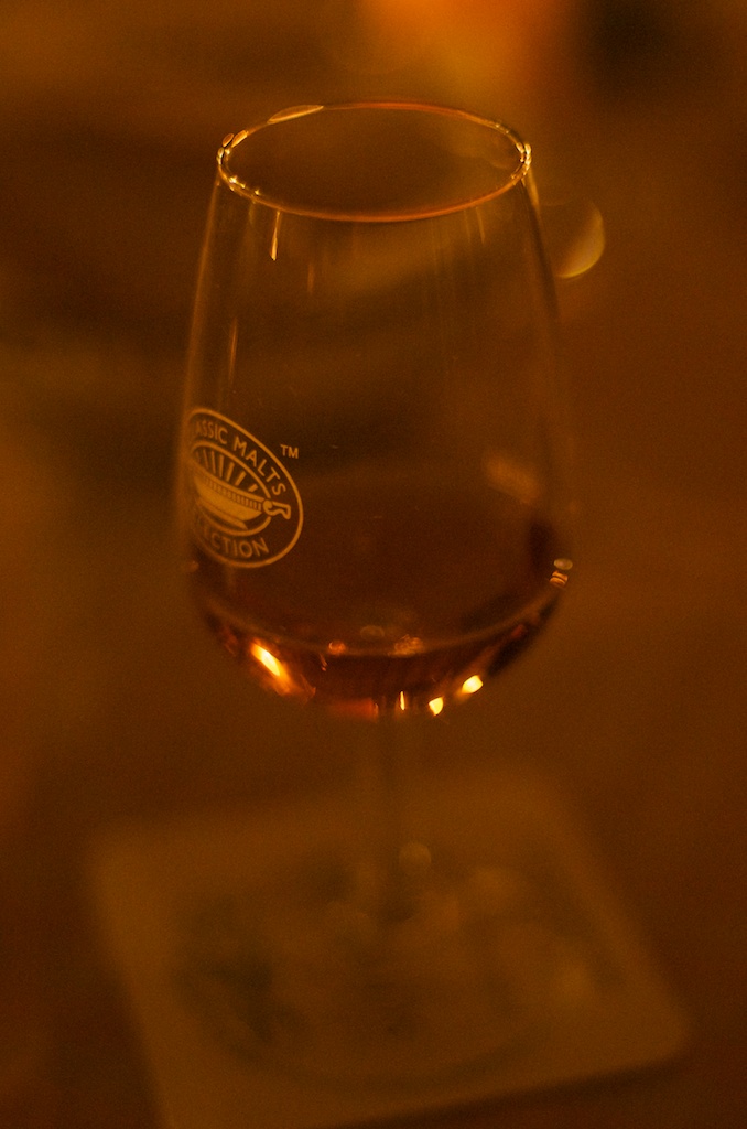 Ein Lagavulin im Kerzenschein...
Das kommt dabei 'raus, wenn man die Kamera zum Trinken mitnimmt...