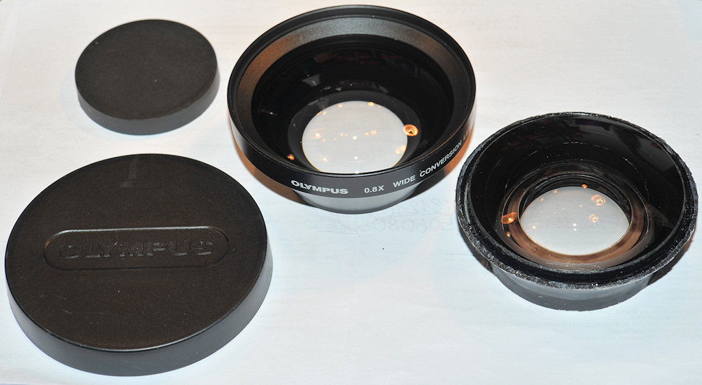 Ein neuer OLYMPUS 0,8 WIDE Konverter,
um die verkratzte Frontlinse meines selbstgestrickten Fisheyes zu ersetzen.