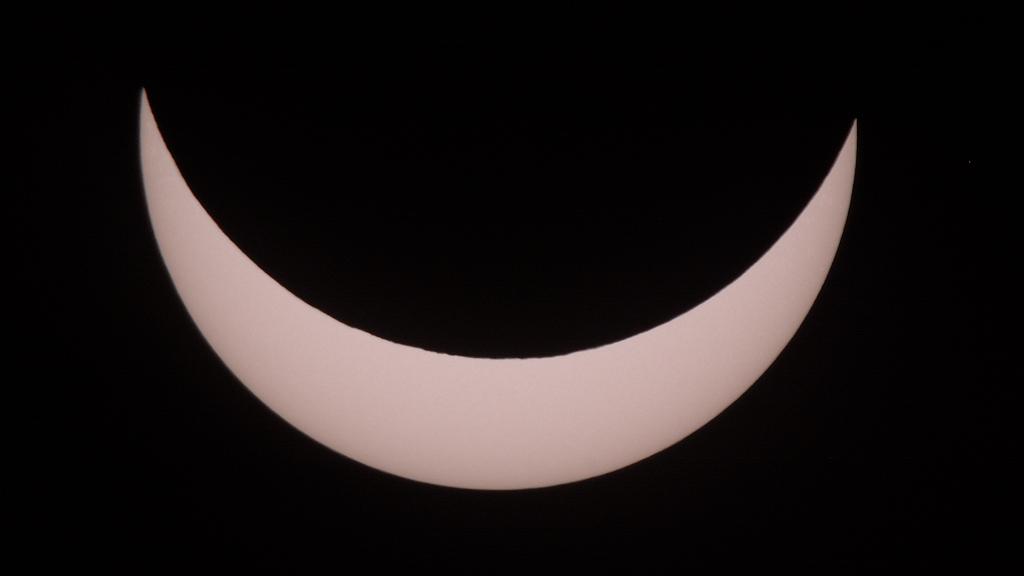 Ein Smiley am Himmel
D7100+500/4+TC20+Sigma TC14 (1400mm, 35mm äquivalent: 2100 mm)
1/1000s, -3,5, F/9,5, ISO 500
beschnitten auf 4694x2643