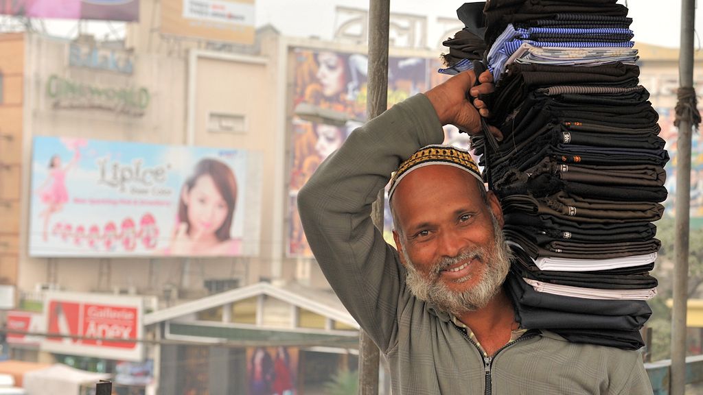 Ein Träger bringt die neuen Kleider ins Geschäft in Dhaka.
4316