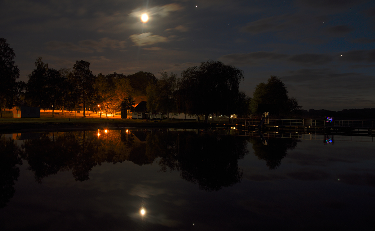 Ein wirklich ruhiger Abend im Mai 2015 mit spiegelglatter Wasseroberfläche. Am Sternberger See zeigte sich der Mond mit Jupiter und Venus als nächtlic
