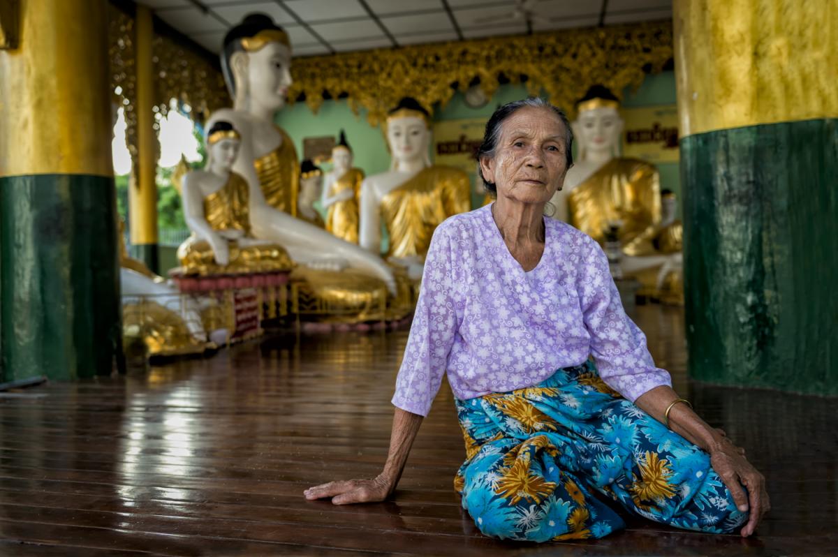 Eine ältere Frau a der Shwedagon Pagode