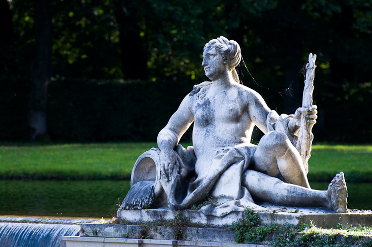 Eine Dame im Park