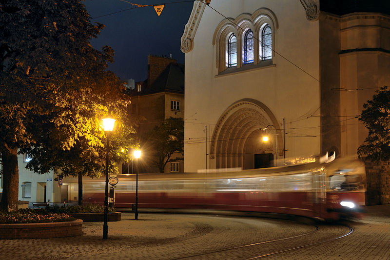 Eine der typischen rot-weißen Wiener Straßenbahnen durchfährt Alt-Ottakring.