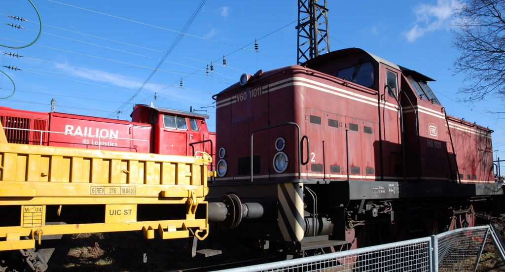 Eine Gleisbaustelle zwischen Fürth und Nürnberg bringt am 24.01.2009 auch die V60 11011 der Fränkischen Museums-Eisenbahn (FME) wieder in Lohn und Bro