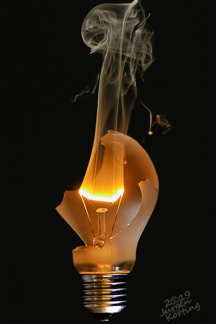 Eine Spielerei mit der guten alten Glühbirne. Nicht unbedingt selbst ausprobieren! Experimente mit Strom können gefährlich sein.