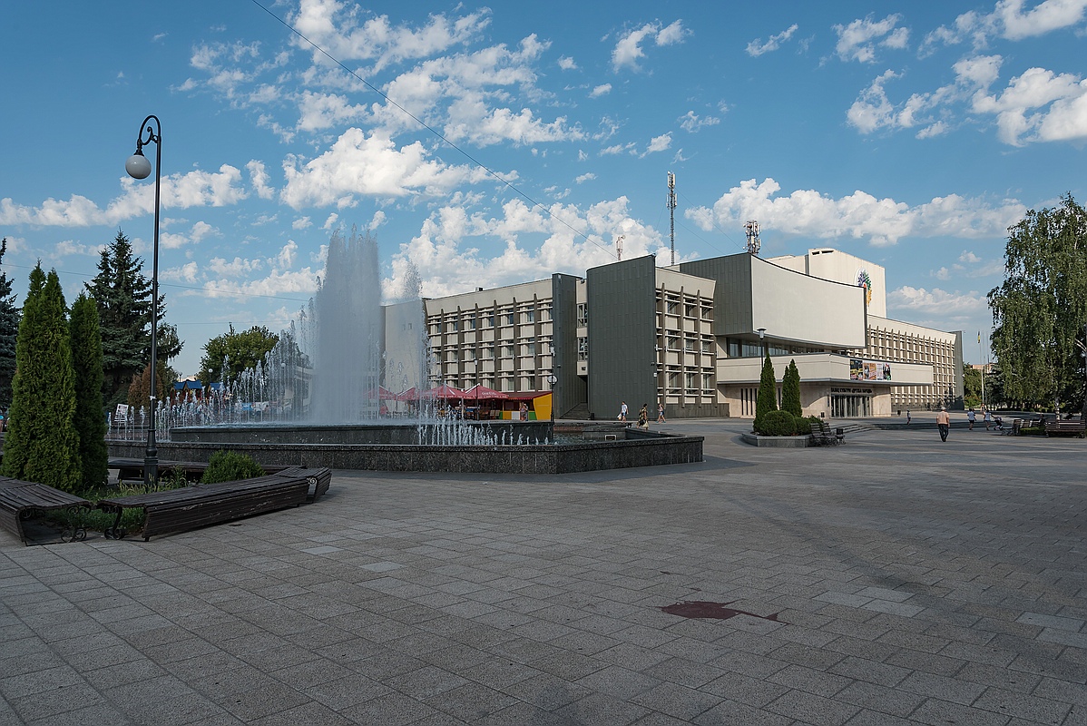 Einer der vielen gut besuchten Springbrunnen am Kulturzentrum