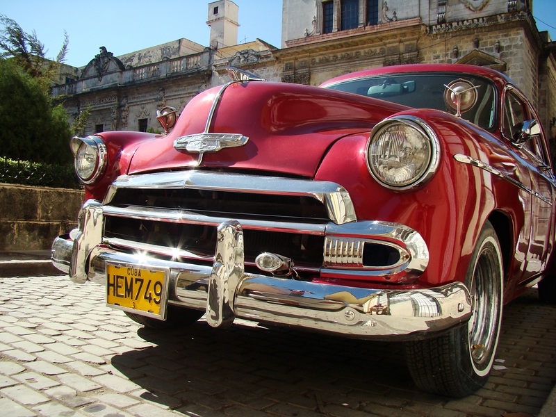 Einer der vielen wunderschoenen Oldtimer auf den Strassen Kubas.