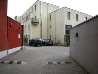 einfahrt zum wohnblock  web