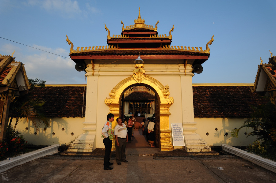 Eingang zum Wat That Luang