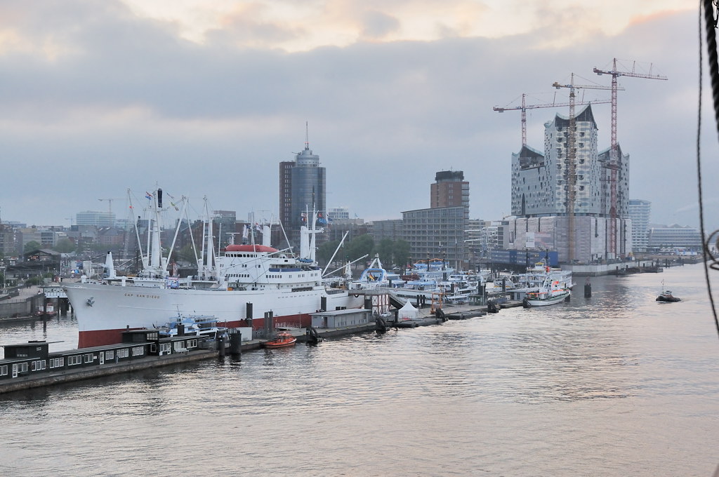Einlaufen mit Queen Mary 2 in Hamburg am frühen Morgen
DSC 1995