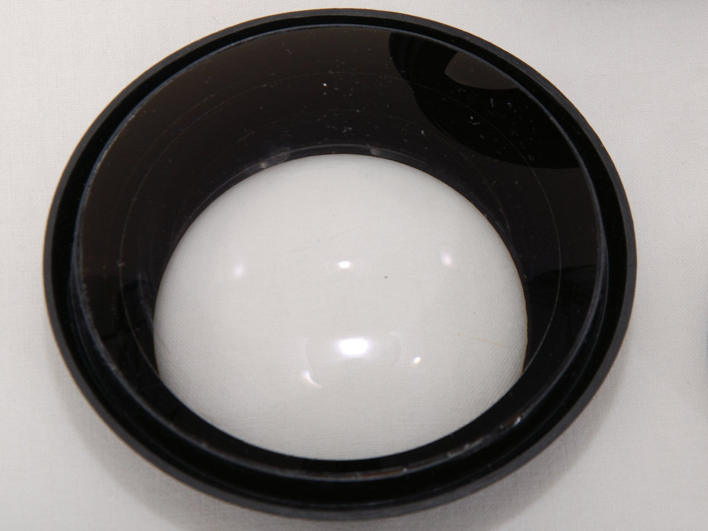 Einzelteil für das neue Fünflinsige Fisheye:
Die große gewölbte Front-Streulinse mit 8 cm Durchmesser.