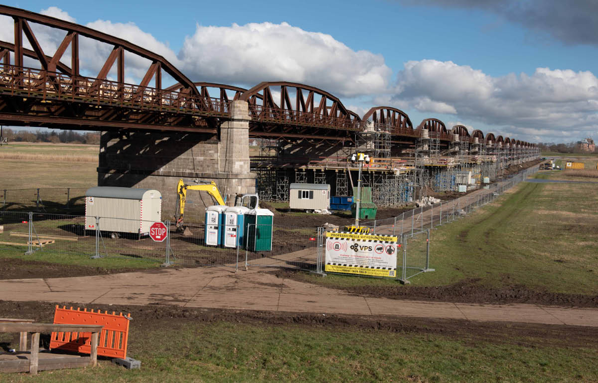 Eisenbahnbrücke 3.jpg