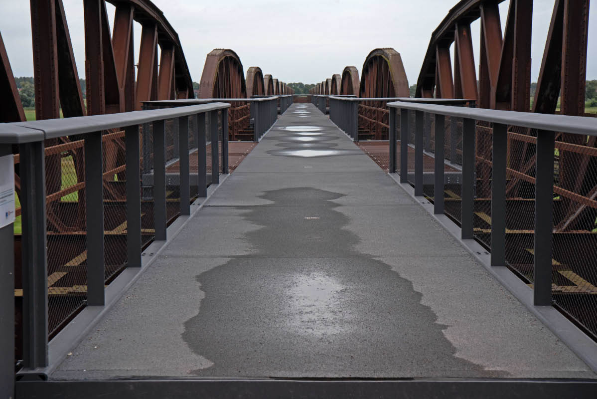 Eisenbahnbrücke Langendorf.jpg