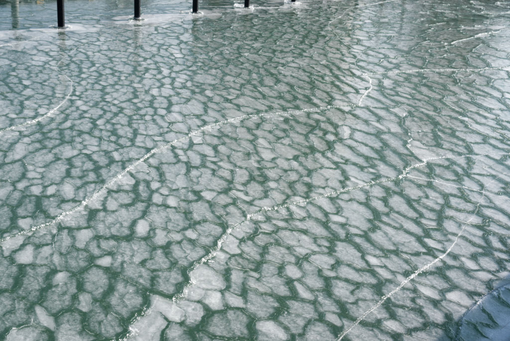 Eisformation im Yachthafen