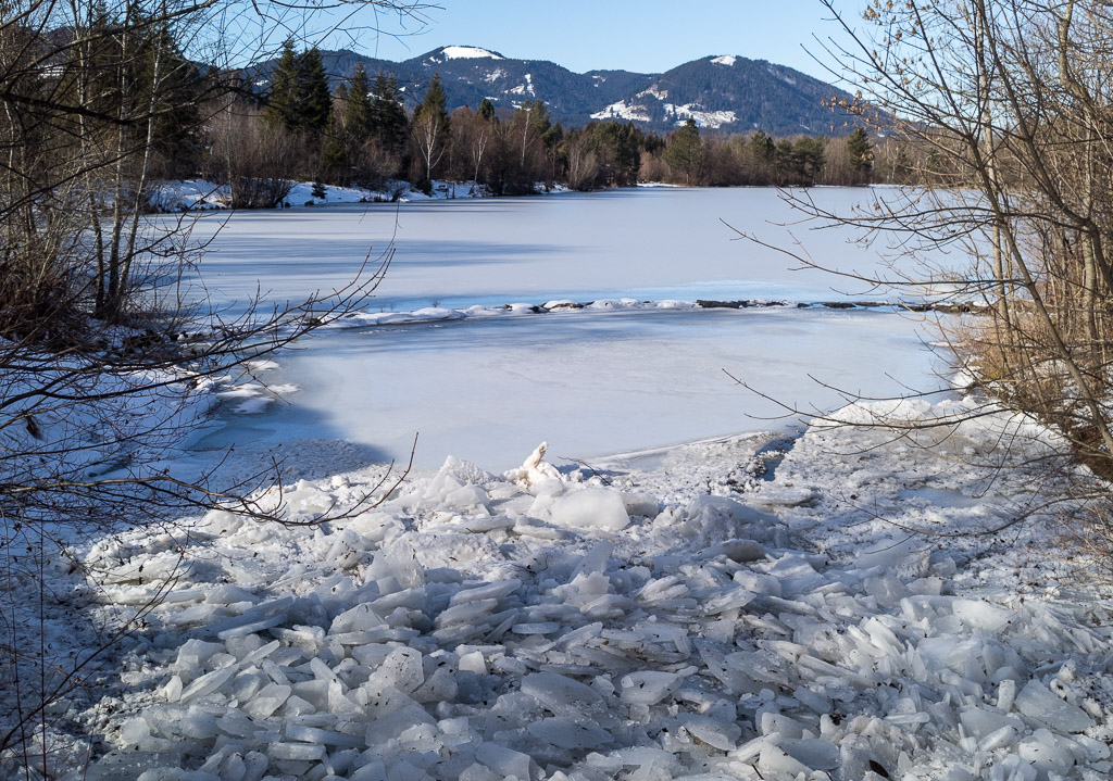 Eisschollen am Bergsee