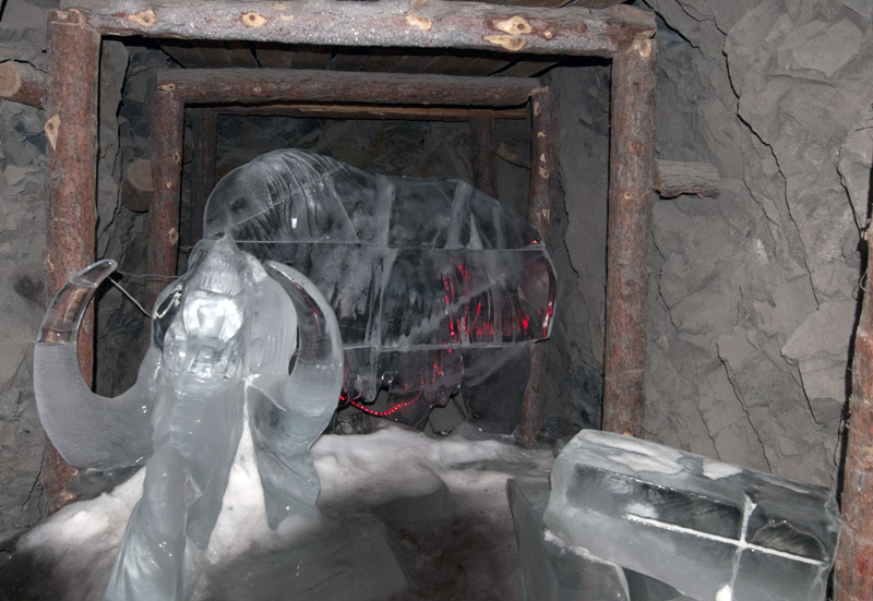 Eisskulpturen im Permafrostboden von Tomtor