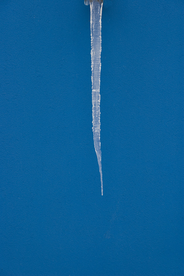 Eiszapfen vor Blau