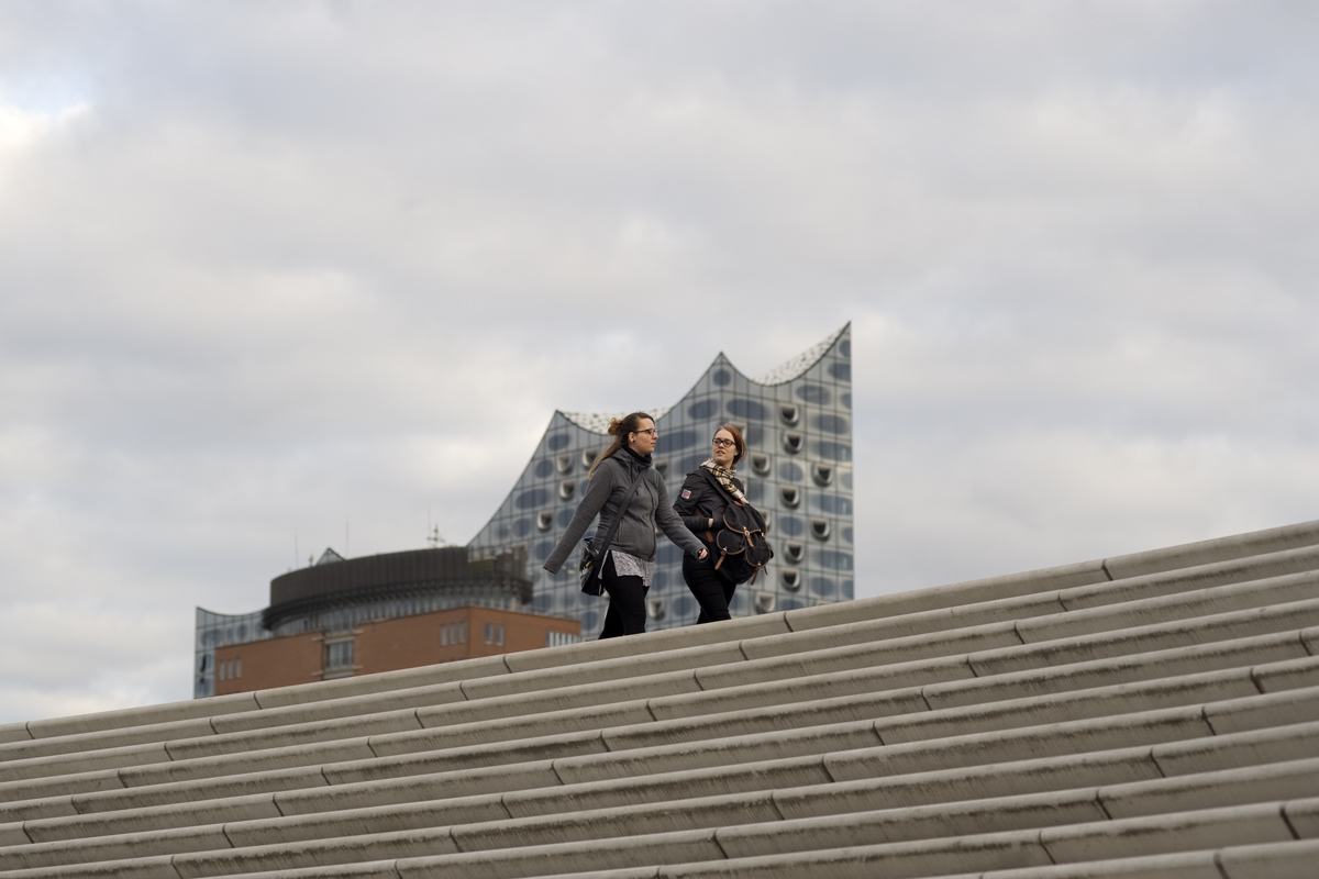 Elbphilharmonie : Ansichten   
 Hamburg, unter der S-Bahnhaltestelle Baumwall   
 D 700 &amp; Olympus OM Zuiko Auto-Macro 90mm 1:2   
 1/640   Iso 200