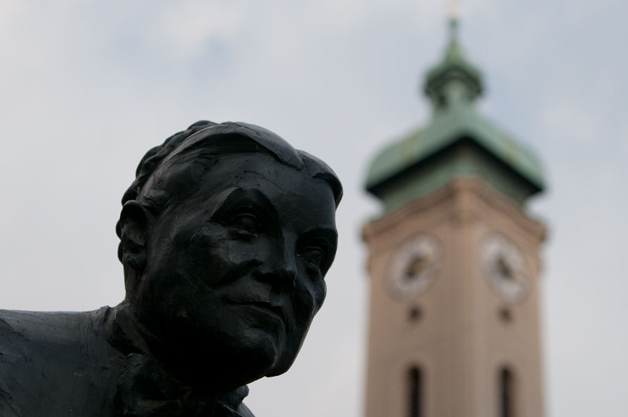 Elise Aulinger Brunnen mit Hl. Geist Kirche im Hintergrund