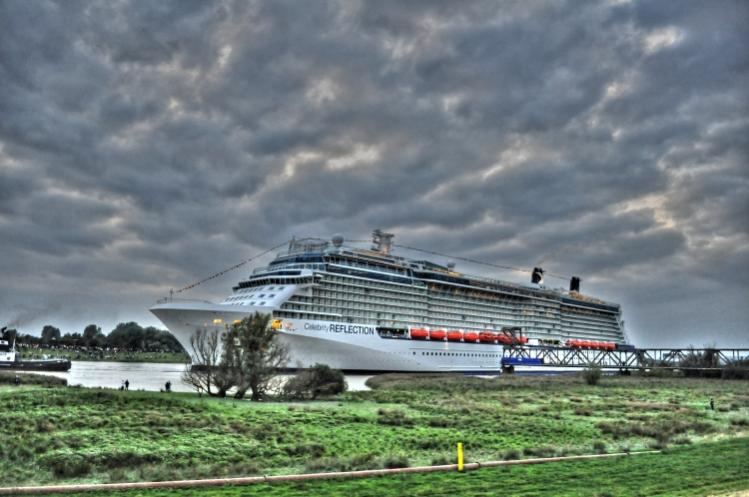 Emsüberführung des neuen Kreuzfahrtschiffes Celebrity Cruises.