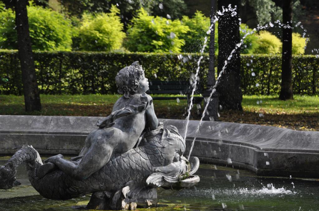 Engel auf der Fontäne.
Brunnen am Friedensengel in München.